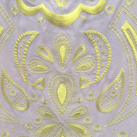 💛 SILK Trina Turk Razor Back Embroidered Tank Top (M) - Picture 3 of 4